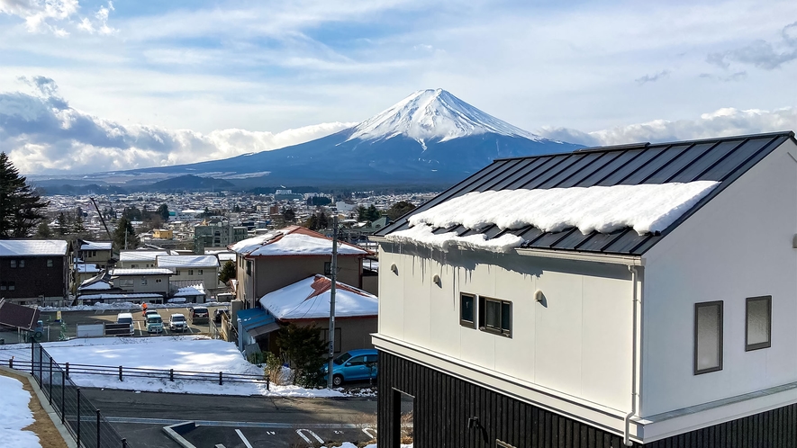 ・富士吉田の街並みと雄大な富士山を望む一棟貸しのお宿です