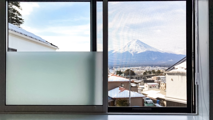 ・晴れた日にはお風呂のブラインドを開けると富士山が見えます