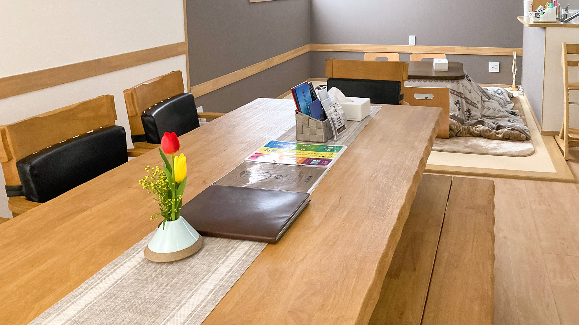 ・最大8名様までご利用可能な大きなダイニングテーブル