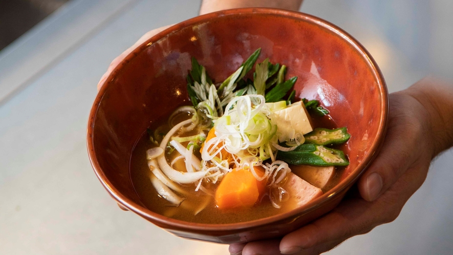 朝食ブッフェ：沖縄風みそ汁は3種類のお味噌、7種類のトッピングからオリジナルのお味噌汁を作れます