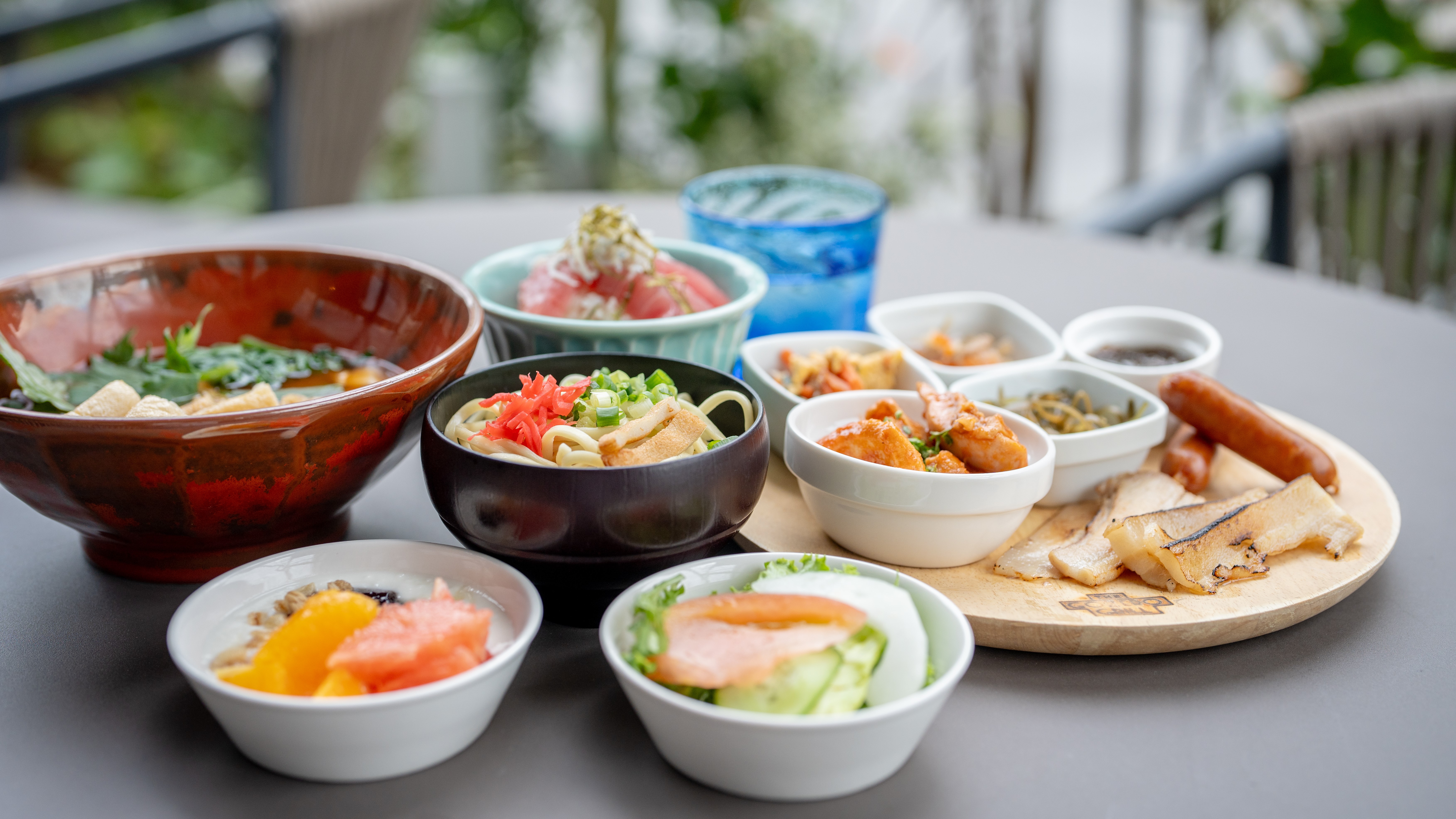 朝食ブッフェ：心温まる朝食をテラスで