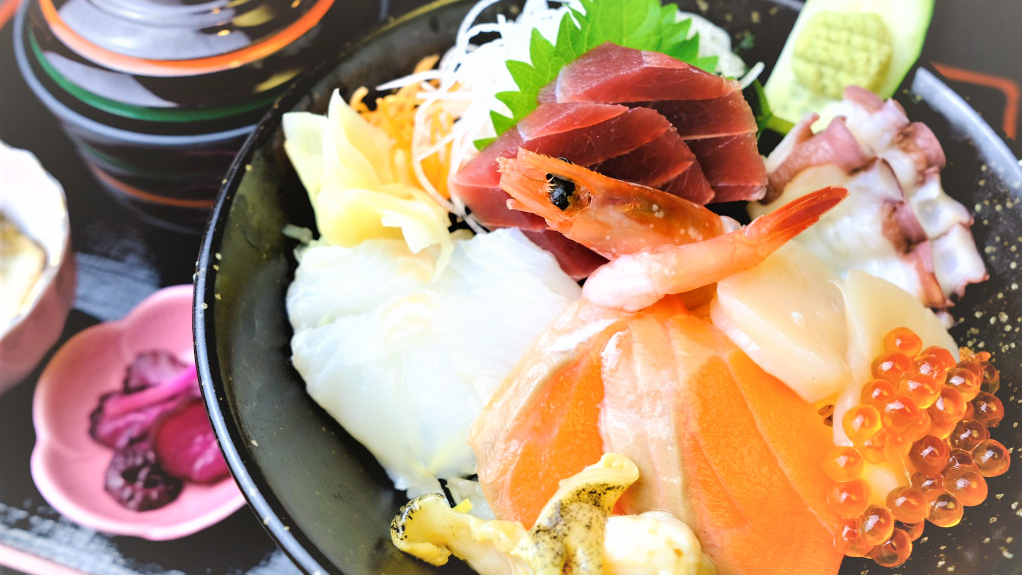 ・【海鮮丼】新鮮な魚介類がご飯の上にところ狭しとのせられています