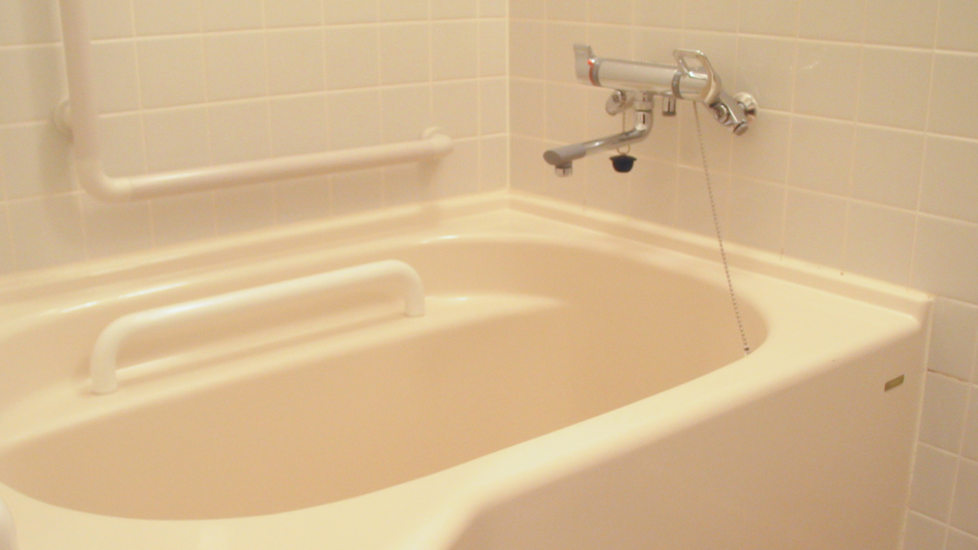 ・【バリアフリールーム】手すりのあるバスタブと洗い場を備えた浴室