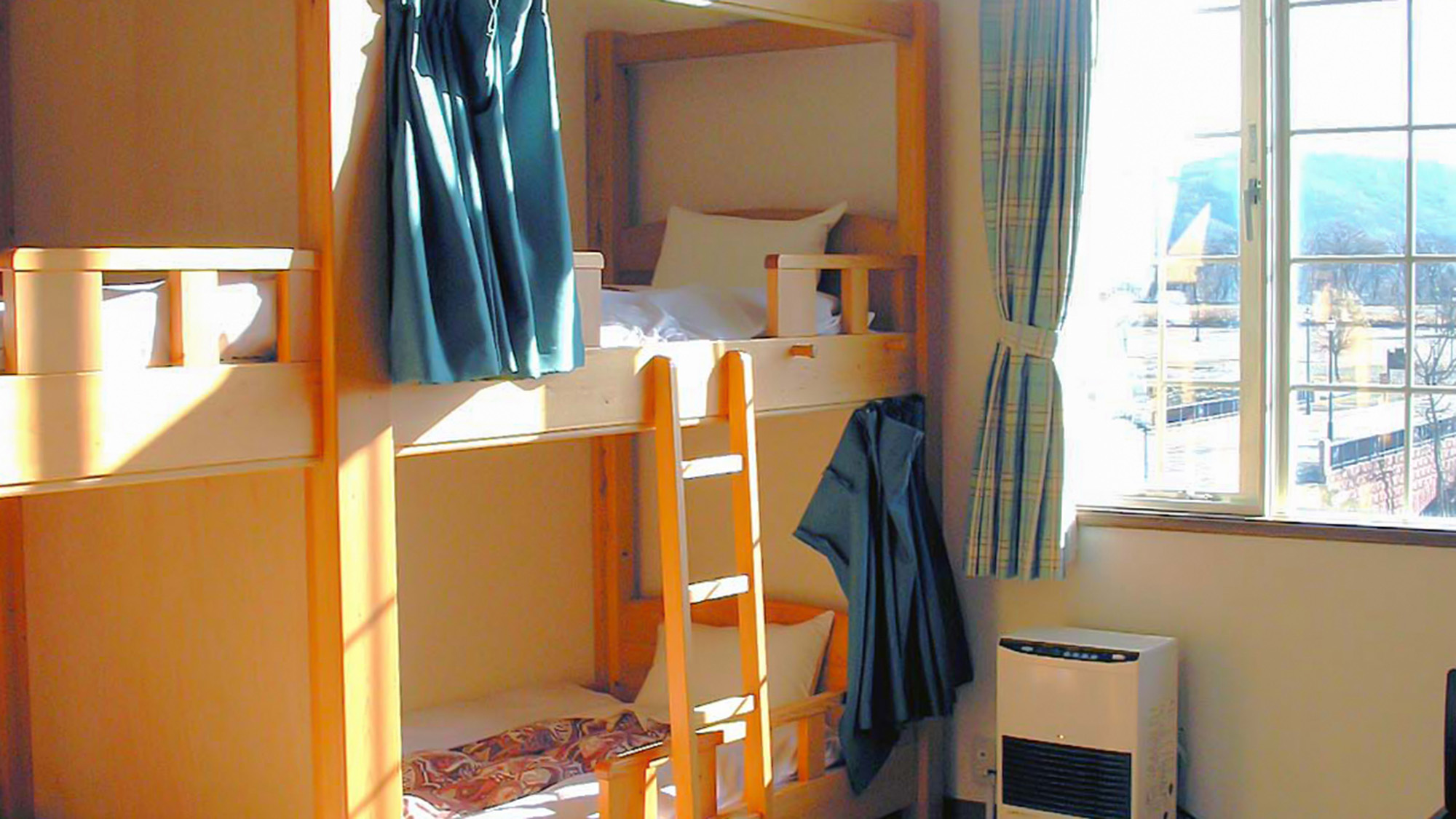 ・【団体宿泊棟・8名部屋】2段ベッドを4台設置。ワイワイ賑やかに過ごせます