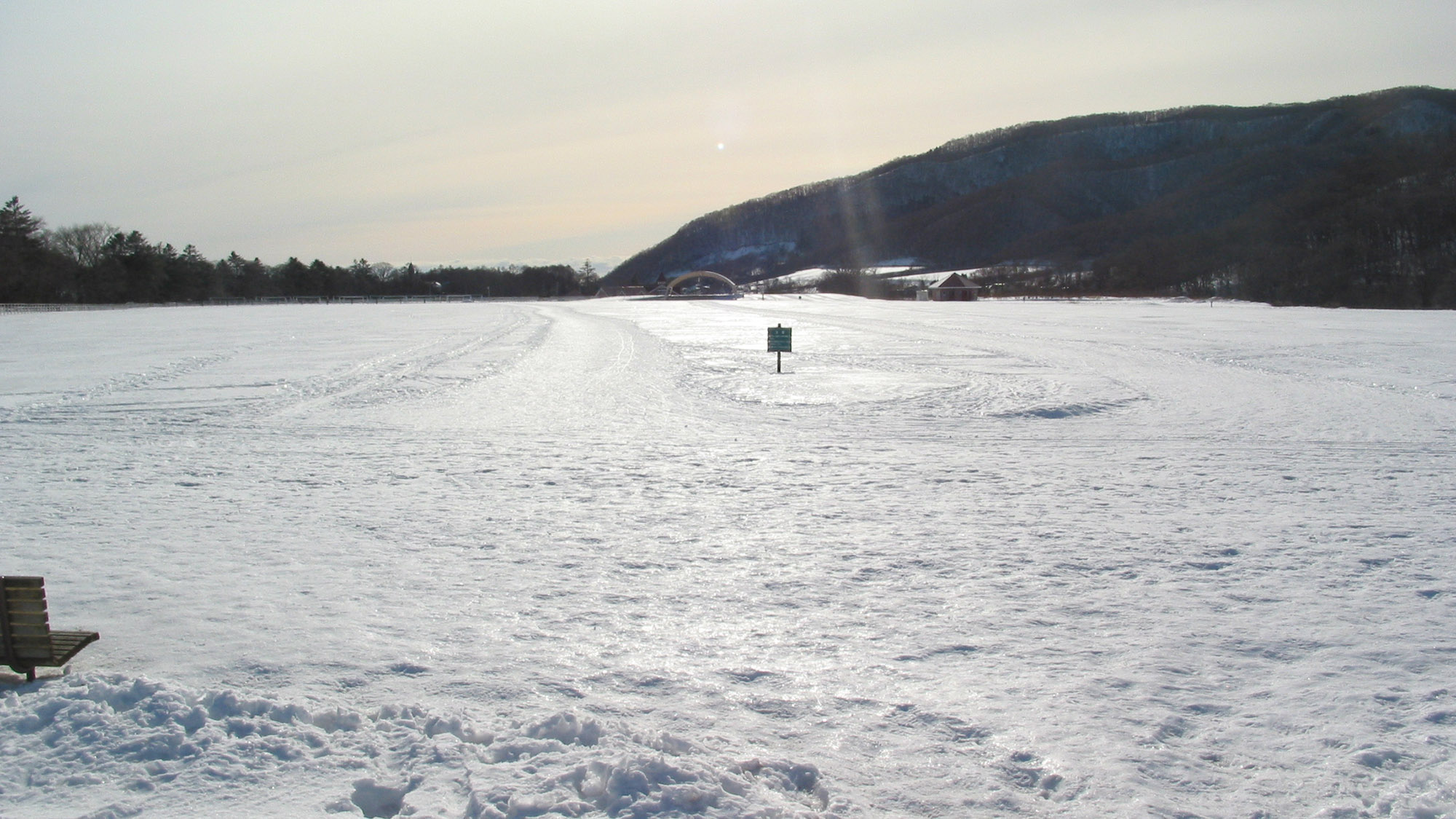・【冬の風景】グラウンドに雪が積もっている時期は乗馬はできません