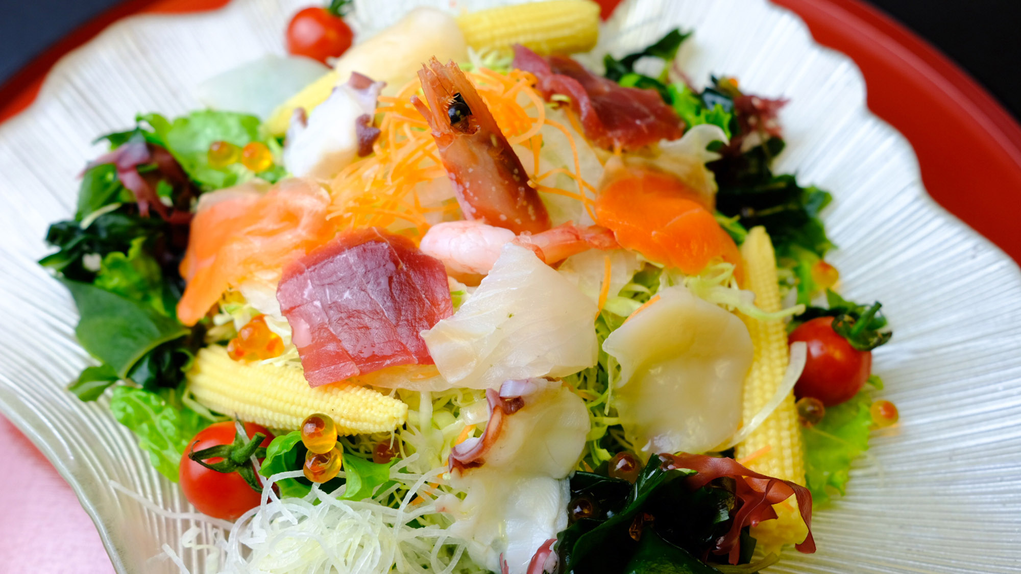 ・【海鮮サラダ】たっぷりの野菜と魚介でヘルシーな一品。目にも鮮やかです