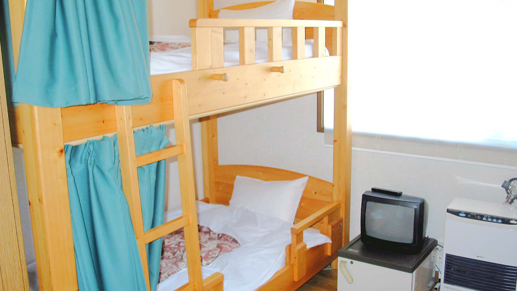 ・【団体宿泊棟・4名部屋】2段ベッドを2台設置。テレビや小型冷蔵庫もございます
