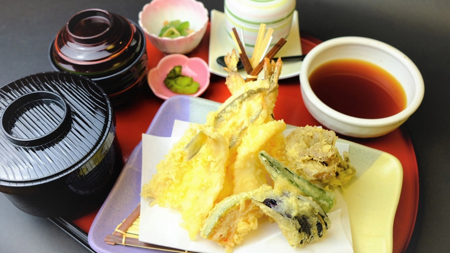 ・【天ぷら定食】魚介類や旬の野菜を使っています。揚げ立てをお召し上がりください