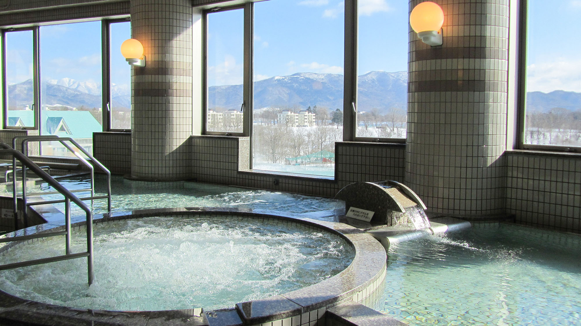 ・【大浴場】天気のよい日には、展望風呂から日高山脈を一望できます