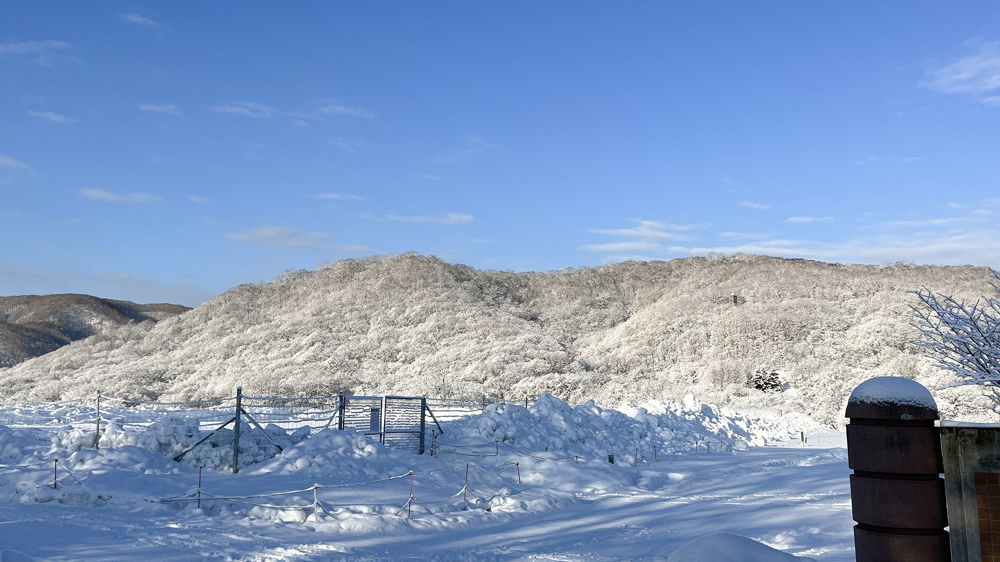 ・【冬の風景】雪に覆われた白い山と青空のコントラストが目をひきます