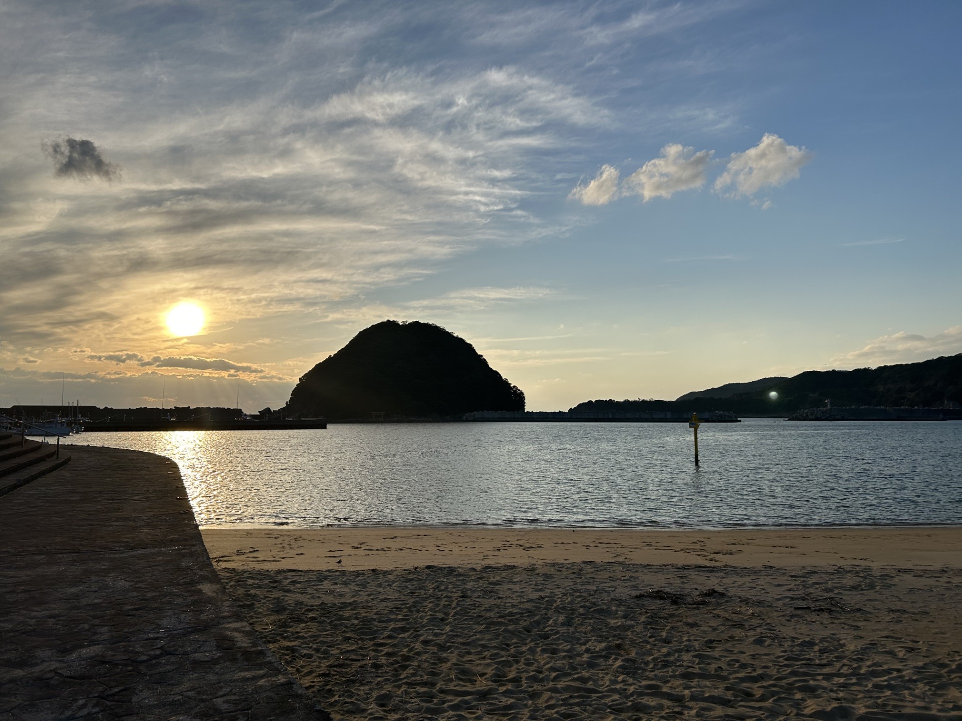 すさみ海水浴場（ホテルから車で15分）：SUPやカヤックなどアクティビティが充実。稲積島と夕陽が絶景
