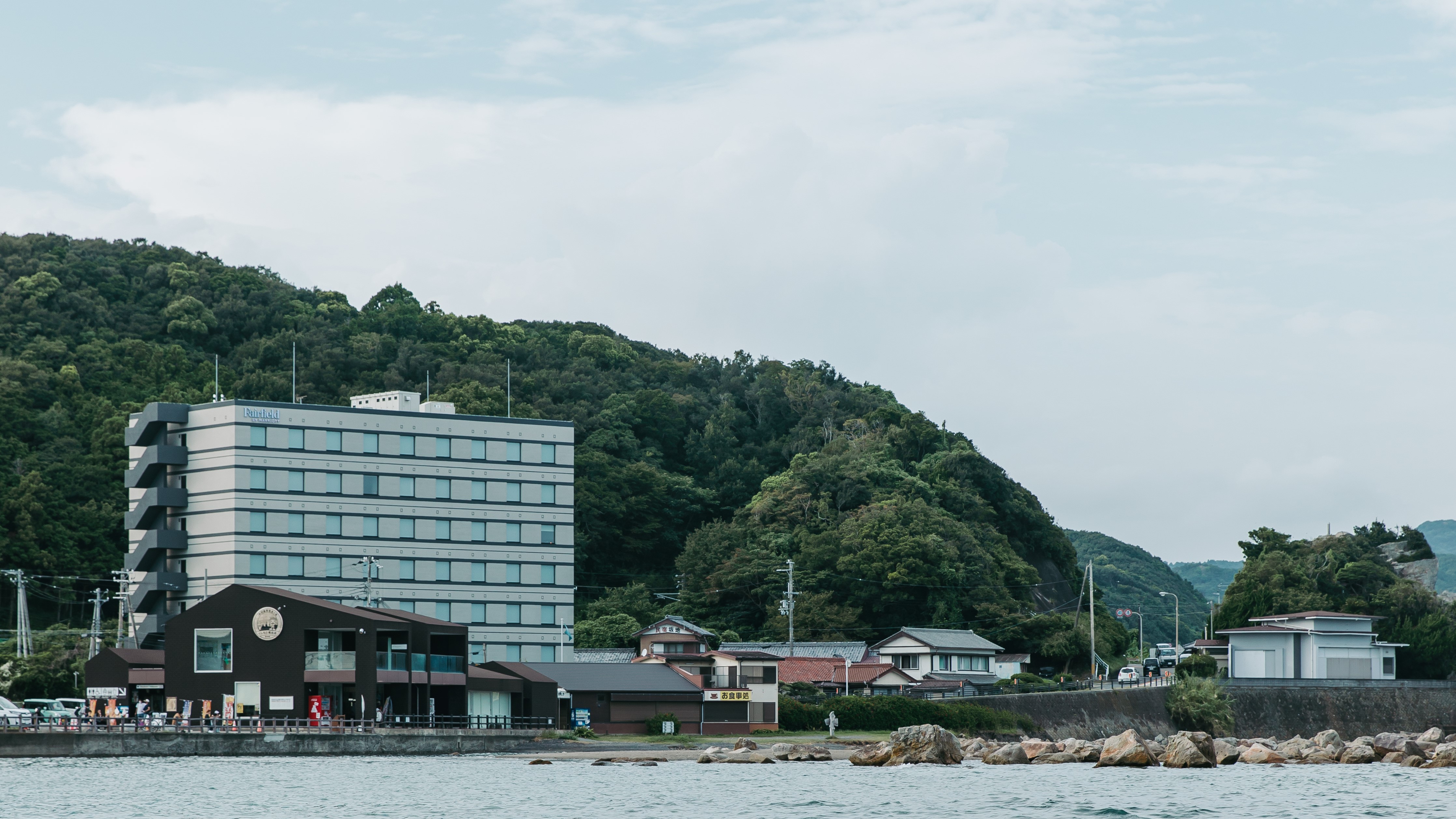 外観：当ホテルを拠点に地域の知られざる魅力を発見する旅をお楽しみください。