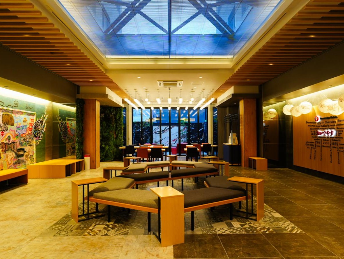 天窓から光が差し込む、広々としたゲストラウンジ