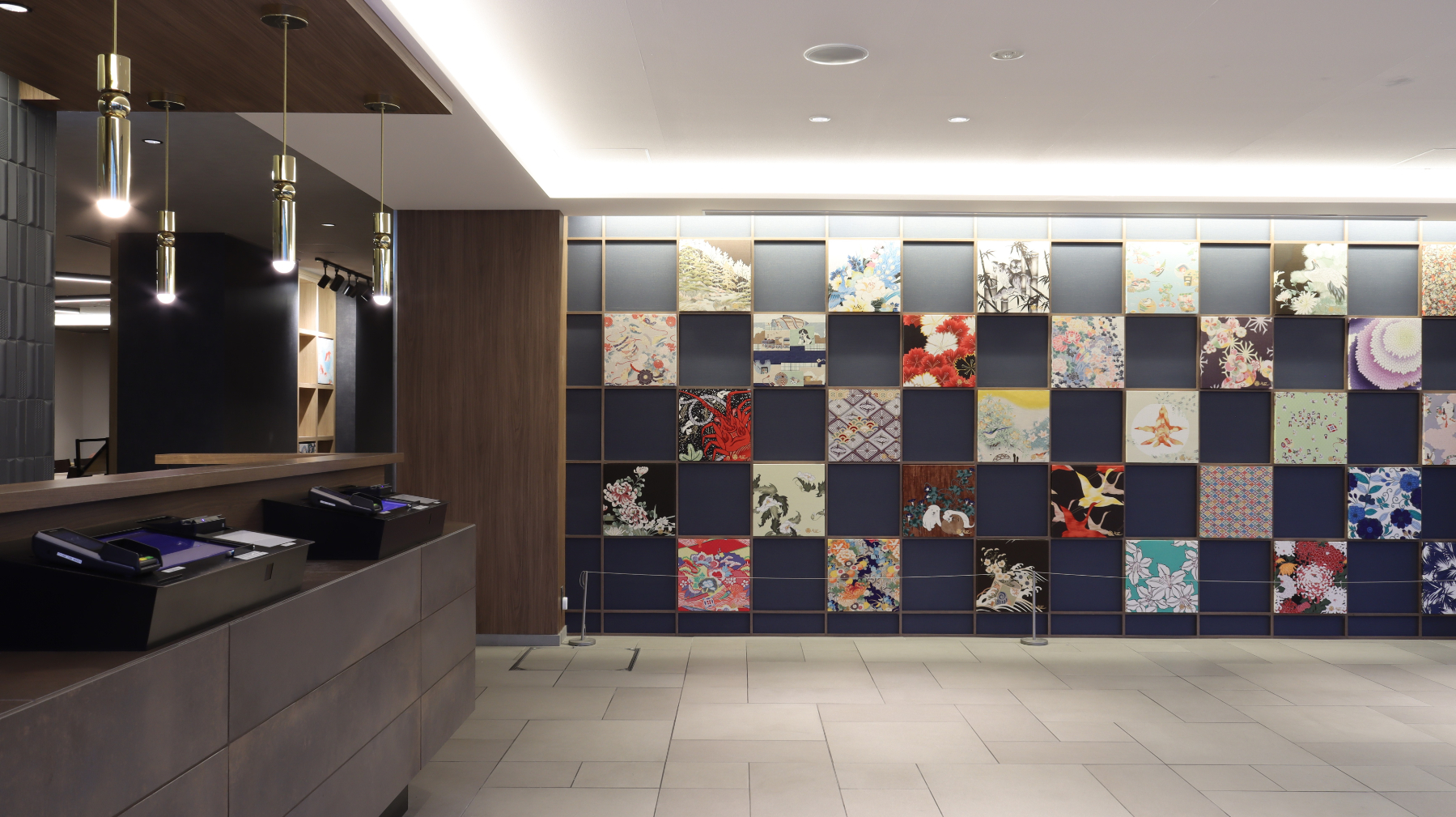 フロントには京都の伝統工芸である京友禅のパネルアートを設置しています。