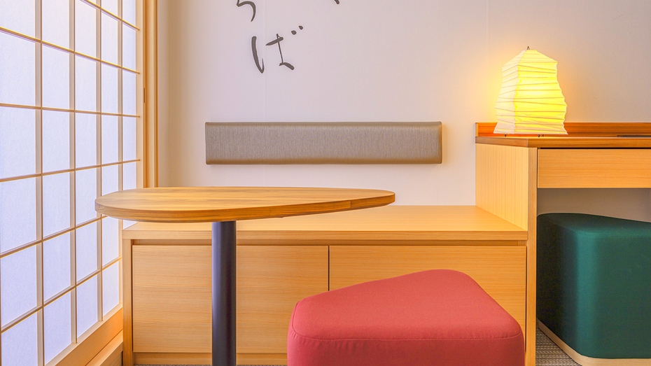 部屋内机と椅子