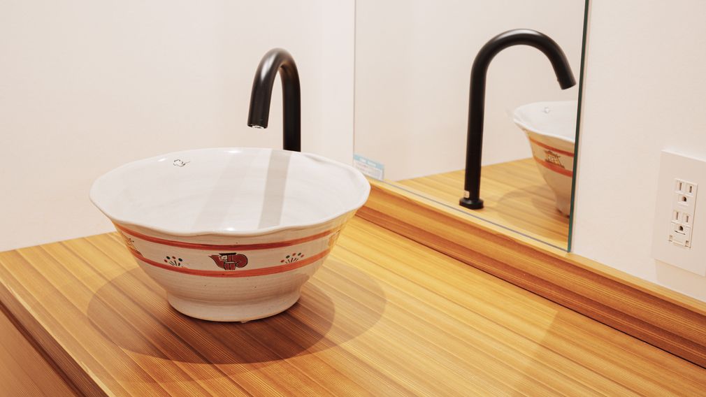 客室内 赤膚焼きのシンク