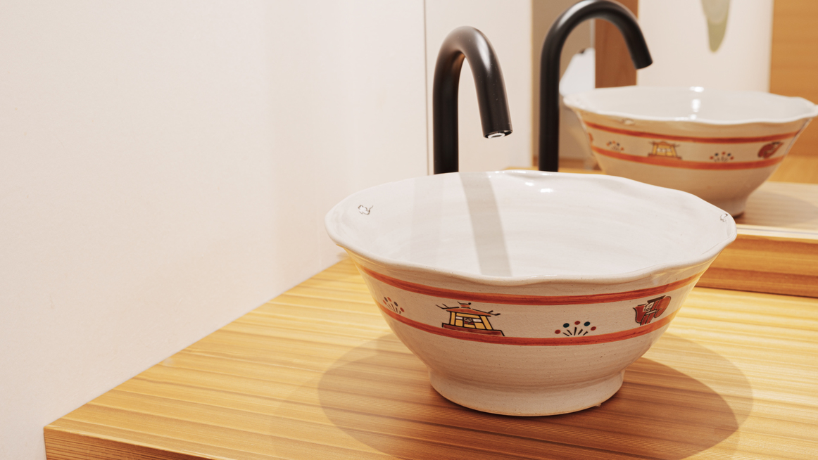 客室内 赤膚焼きのシンク