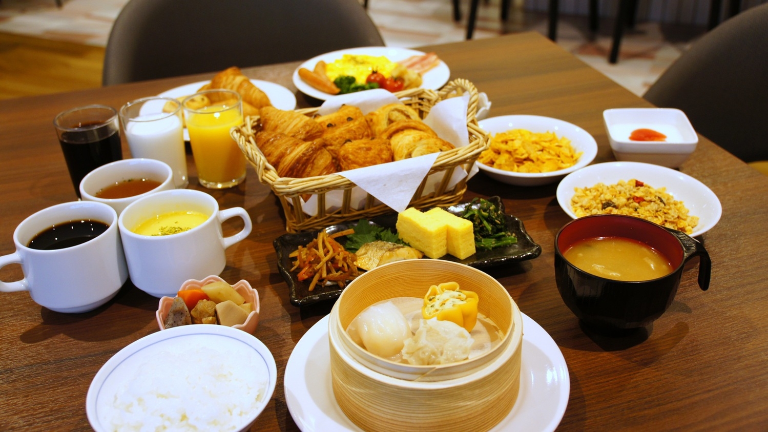 神戸・元町駅前ホテルでステイ！★ゆったり空間のレストランでハーフビュッフェスタイルの朝食付★
