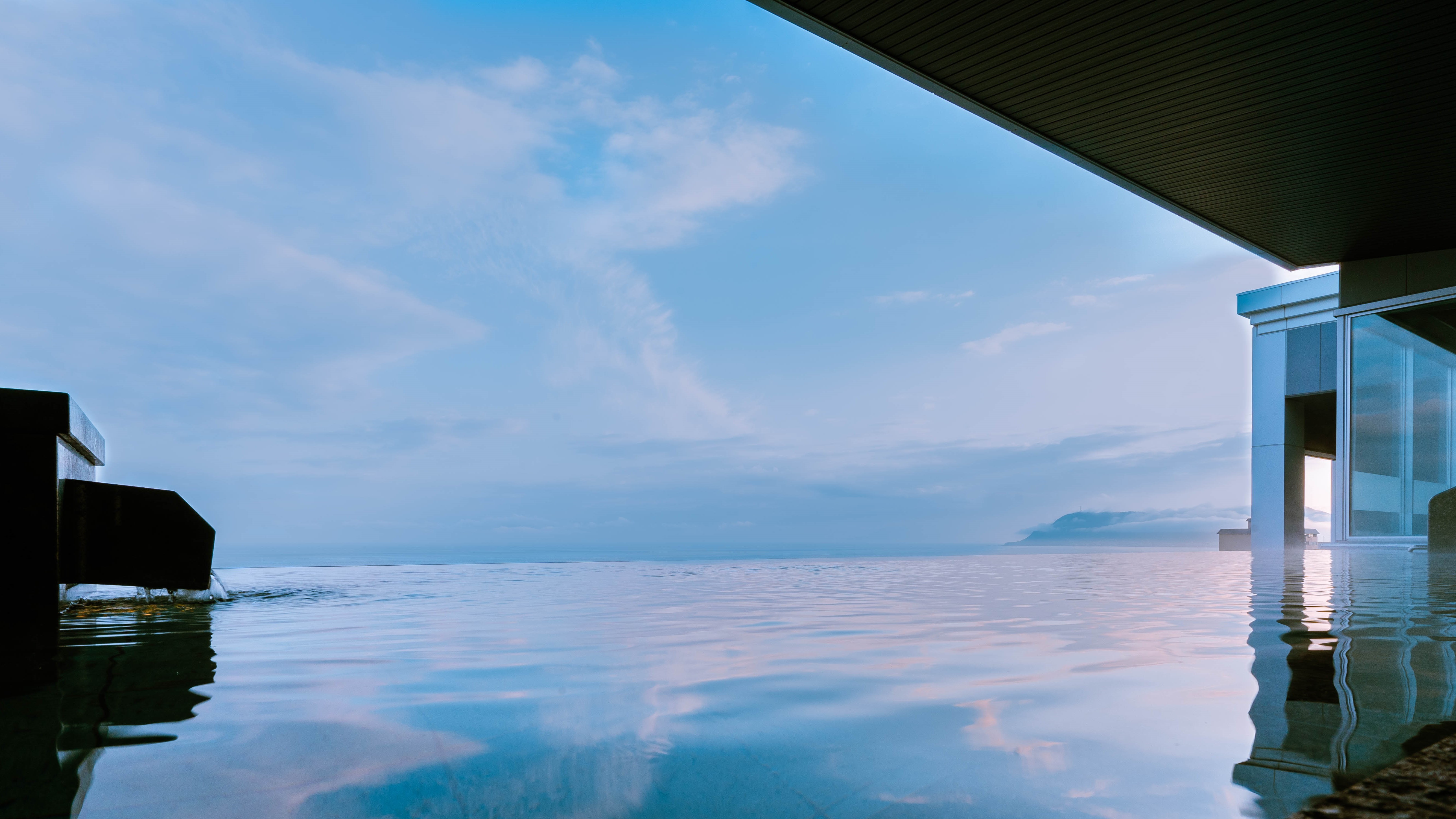 津軽海峡を一望できる最上階「古の無限海灯露天風呂」