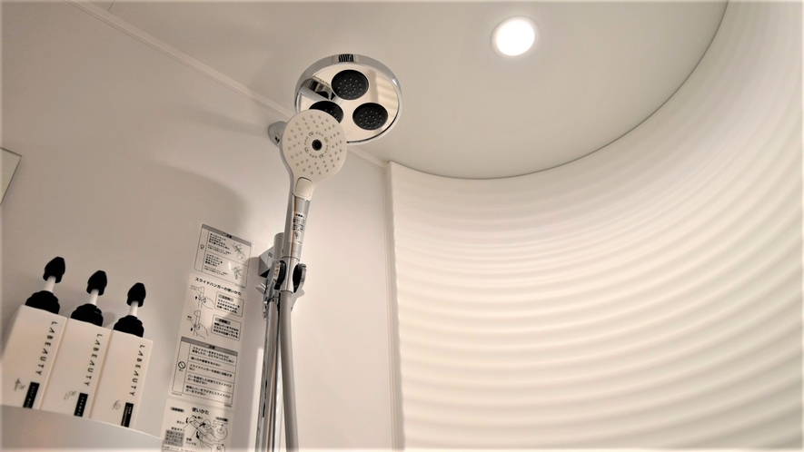 【シャワーブース】客室内シャワーは多機能シャワーヘッド採用！