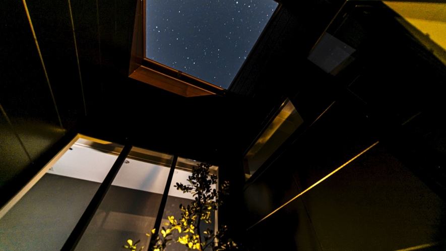 ■葉籠-客室から見える風景-■ 客室の中庭から望む、満点の星空は圧巻です。
