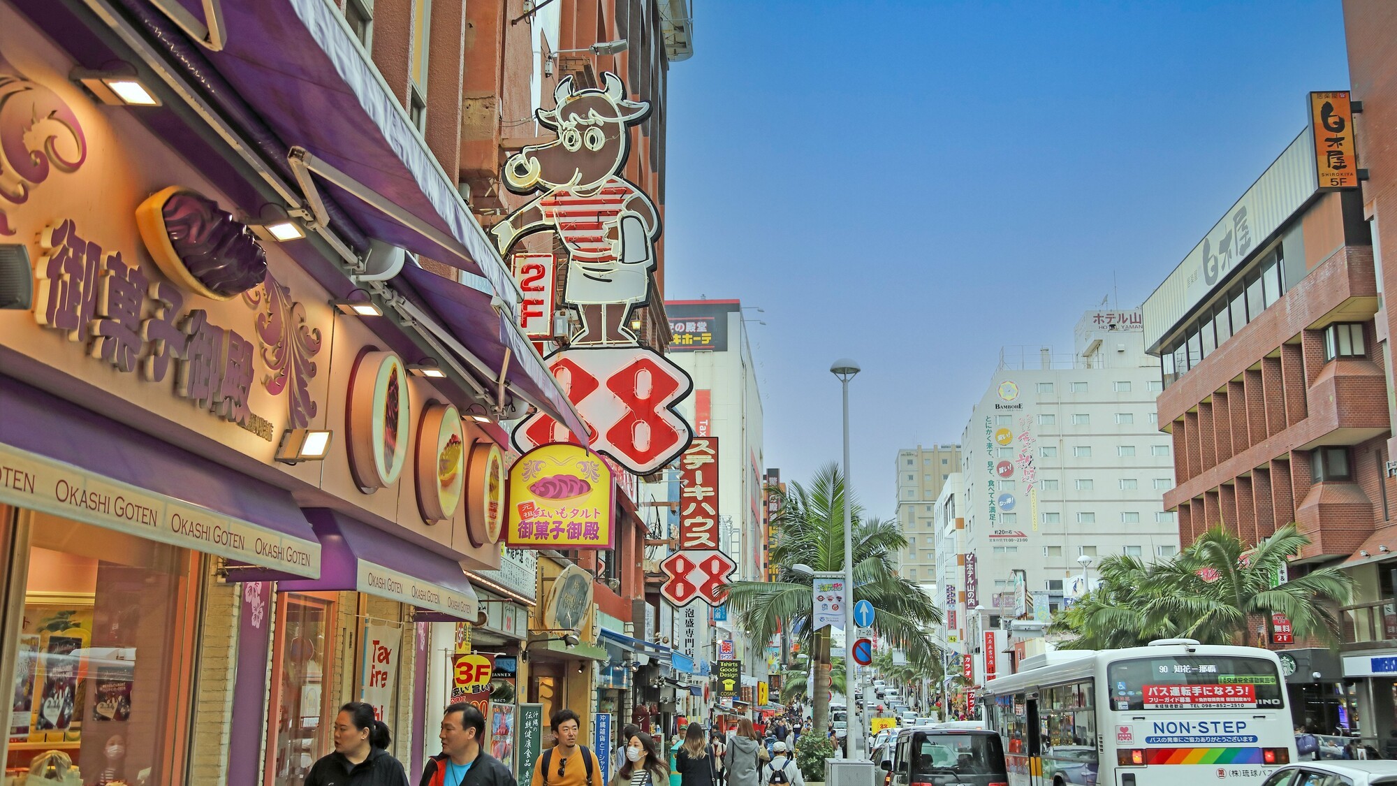 国際通り（徒歩10分）