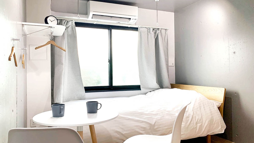 ・＜客室一例＞白を基調としたシンプルで過ごしやすいデザイン