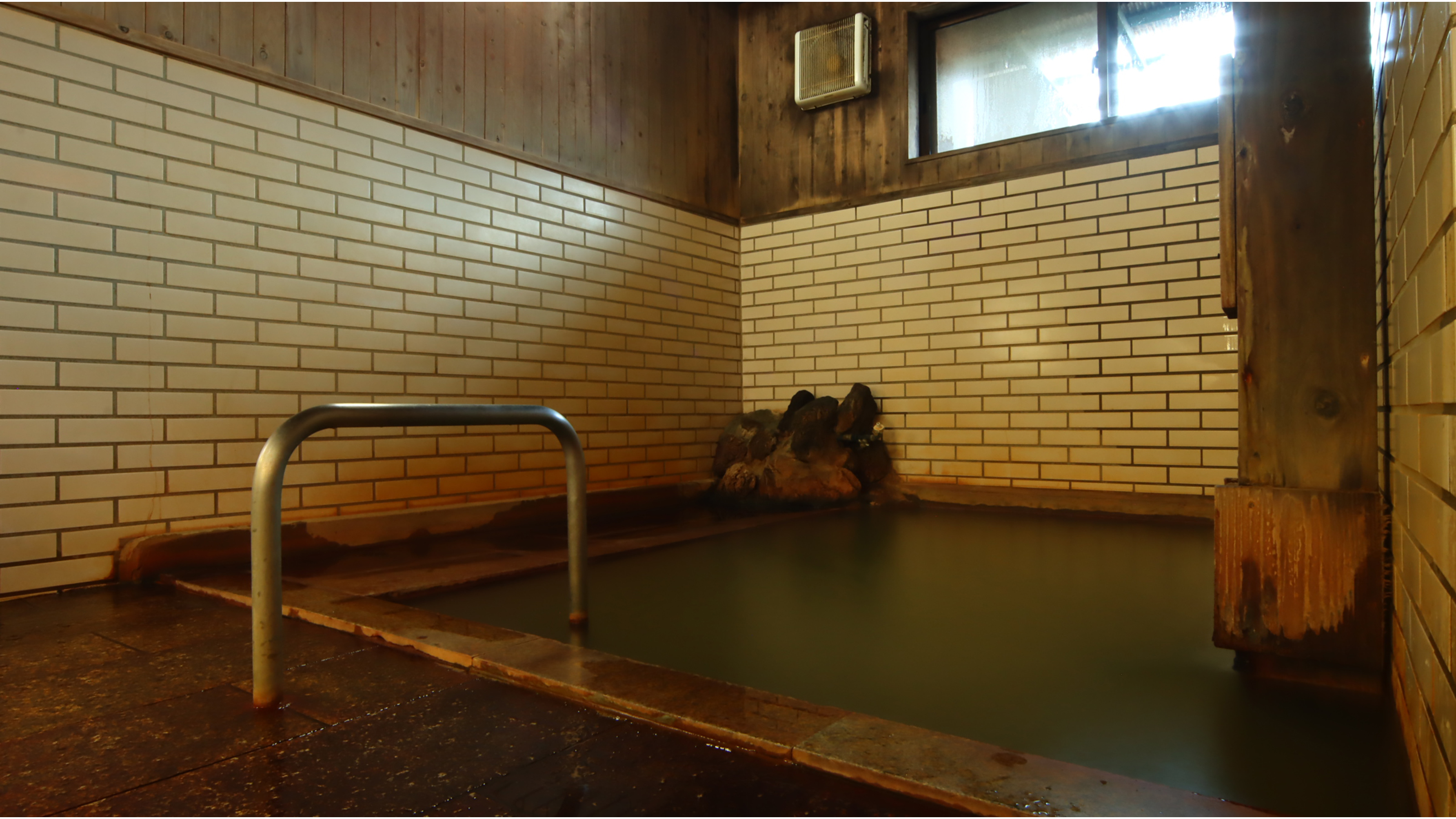 源泉かけ流しの内湯（男湯）