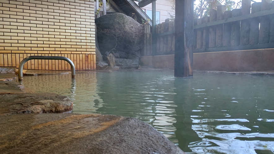 源泉かけ流しの露天風呂（女湯）