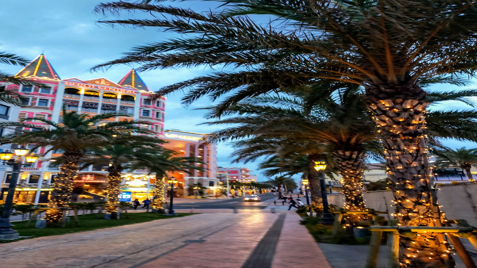 【アメリカンビレッジ】当館から徒歩13分