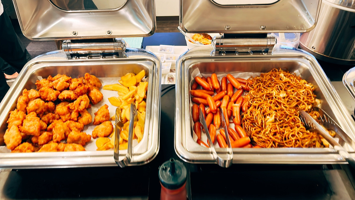 ■朝食ビュッフェ（ソーセージ、ポテト、焼きそば）