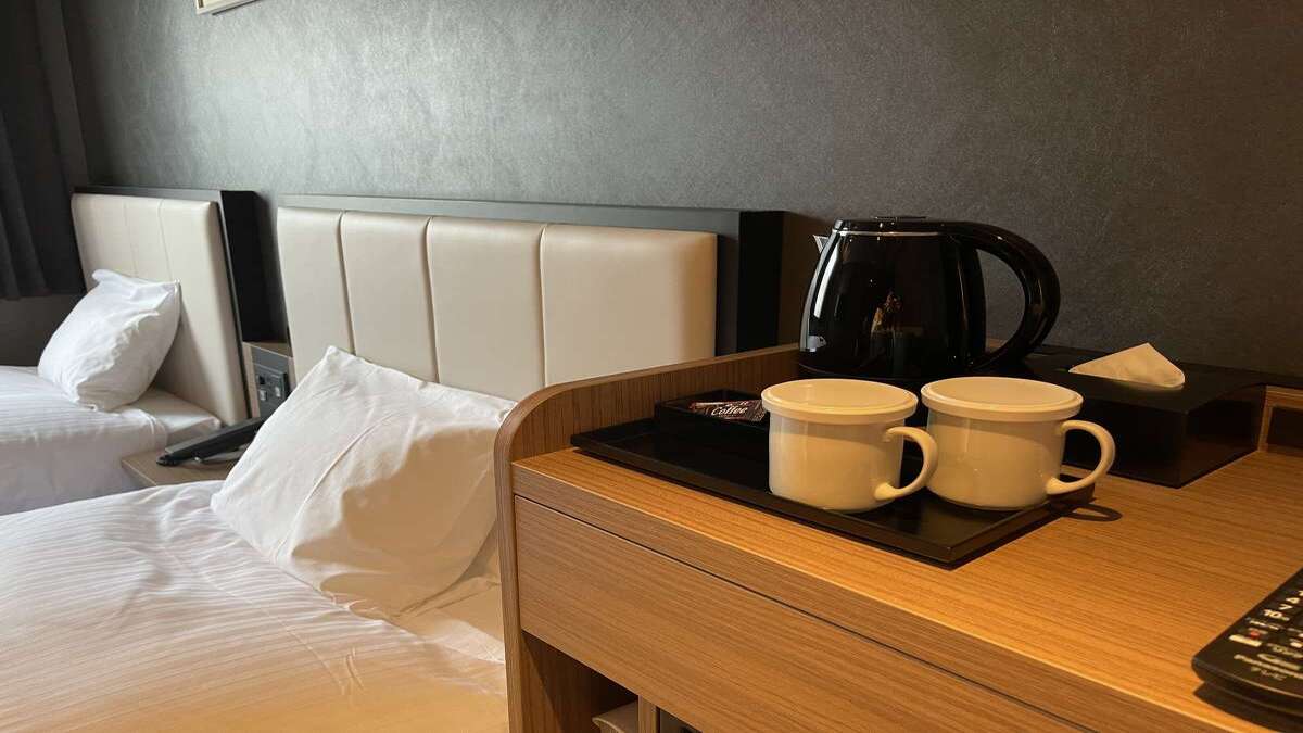 ■ケトル、カップはお部屋にご用意しております。コーヒー、お茶はフロントにお申しつけください。