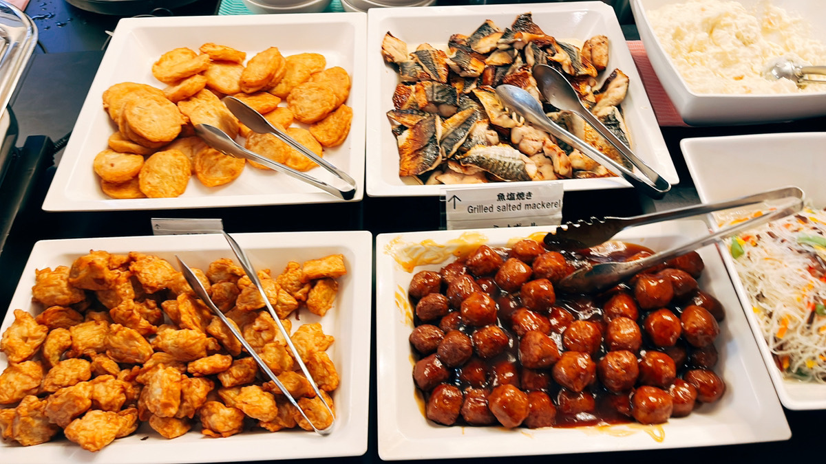 ■朝食ビュッフェ（焼き魚、和の揚げ物、ミートボール）
