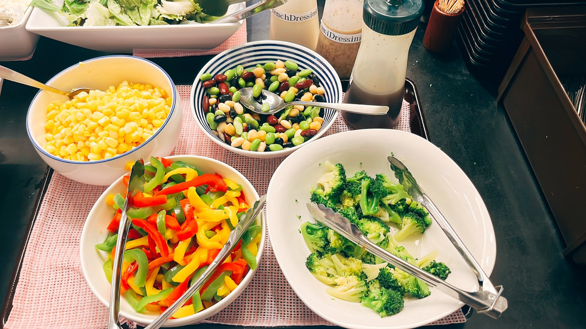 ■朝食ビュッフェ（サラダコーナー）