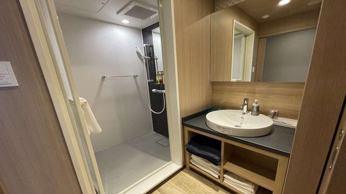 ■スーペリアルームのシャワールーム（シャワー・洗面・トイレは独立です）