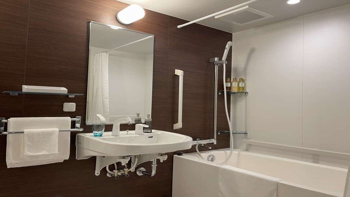 ■バリアフリールームのバスルーム（バス・洗面・トイレは一体型です）