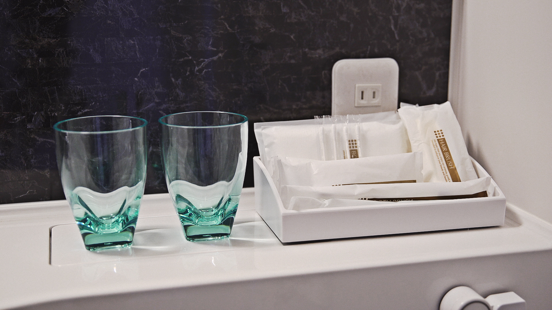 ■バスアメニティ（歯ブラシ、ヘアブラシ、ボディスポンジ、綿棒、カミソリ）