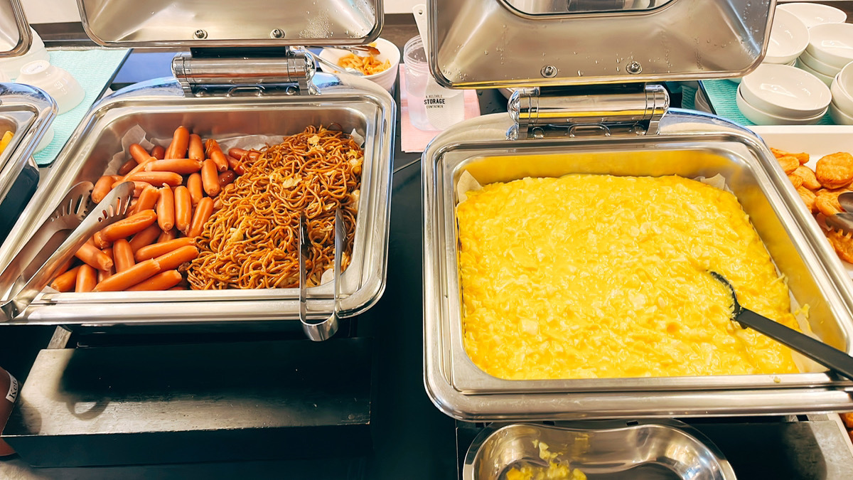 ■朝食ビュッフェ（スクランブルエッグ、焼きそば、ソーセージ）