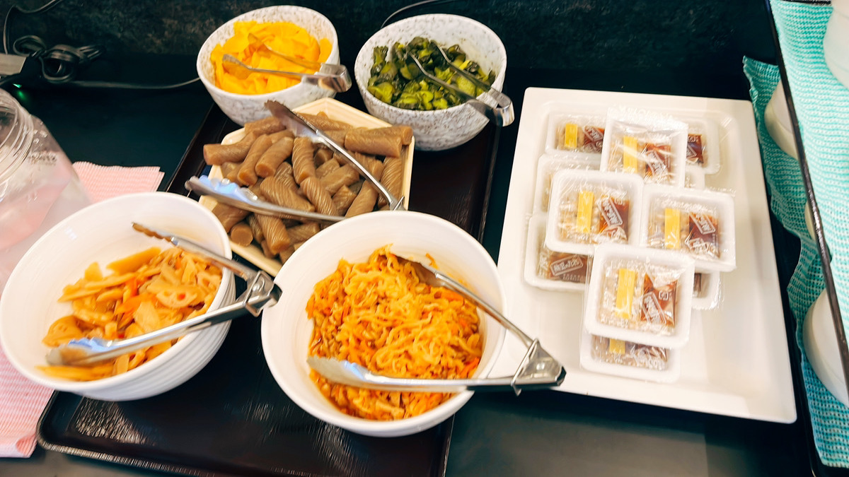 ■朝食ビュッフェ（煮つけ、納豆、こんにゃくなど、ごはんのお供に♪）