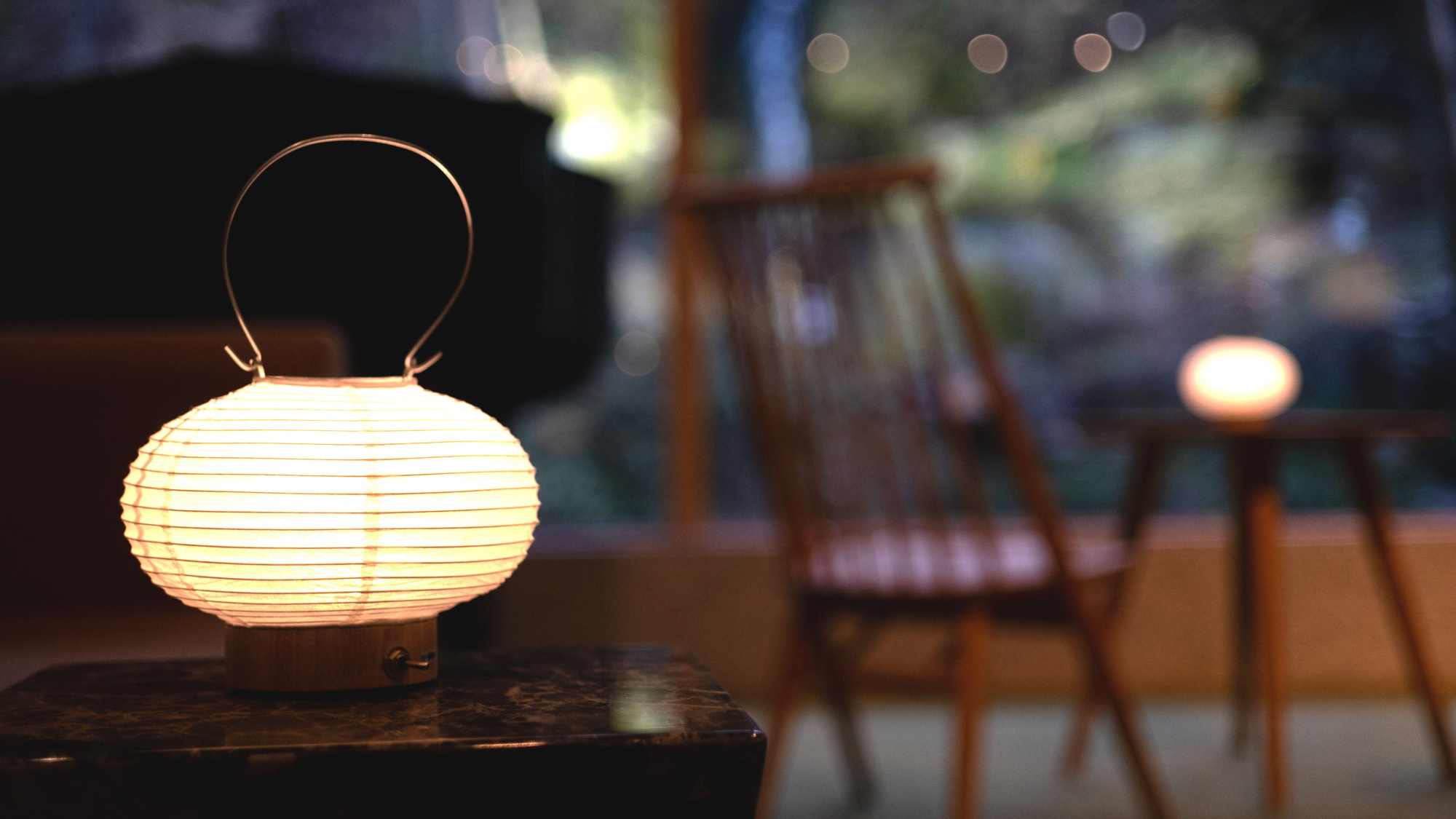 【ロビー】夜は館内に漂う灯りに包まれながらお過ごしください