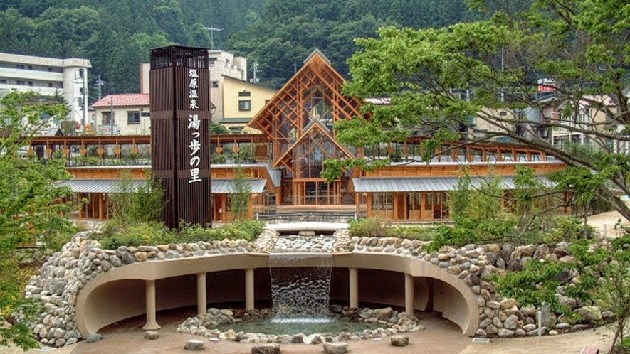 【湯っ歩の里／車で約3分】日本最大級の足湯、回遊庭園の散策もできます