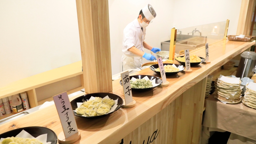 【お食事】その場で揚げる天ぷらは季節により様々な味をお楽しみいただけます　※一例