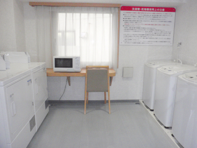 洗衣房配有免費洗衣機和便宜的烘乾機