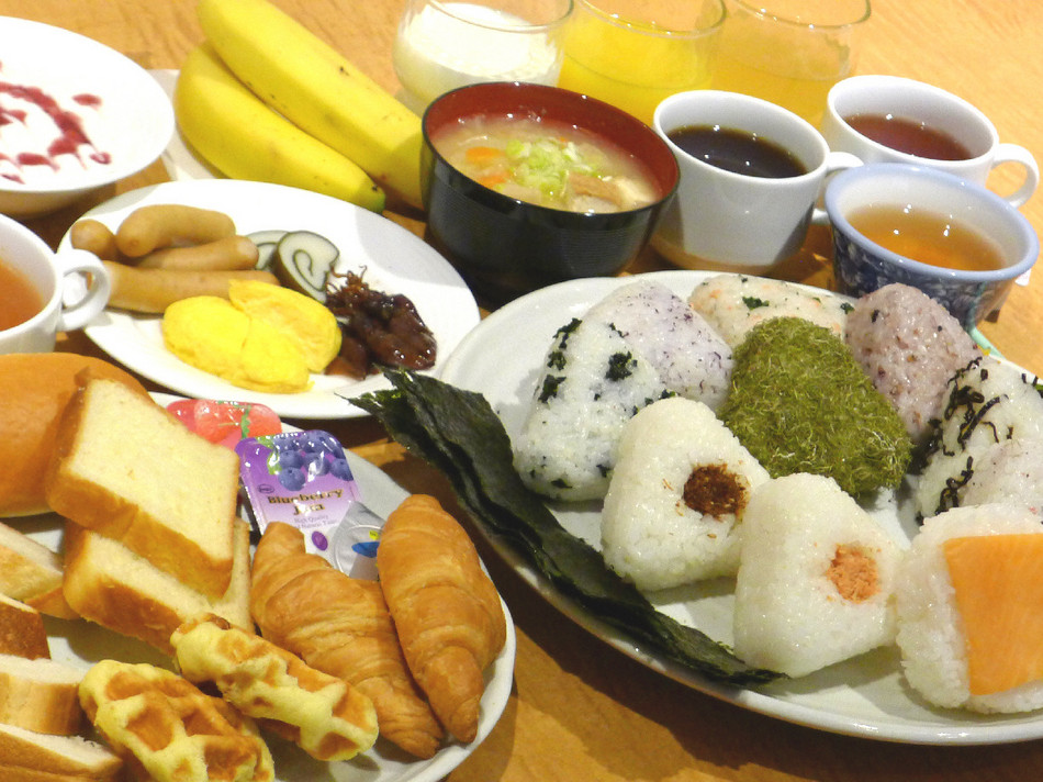 免費日式和西式自助早餐◎飯糰、味噌湯、麵包、湯、水煮香腸、新鮮蔬菜沙拉等。