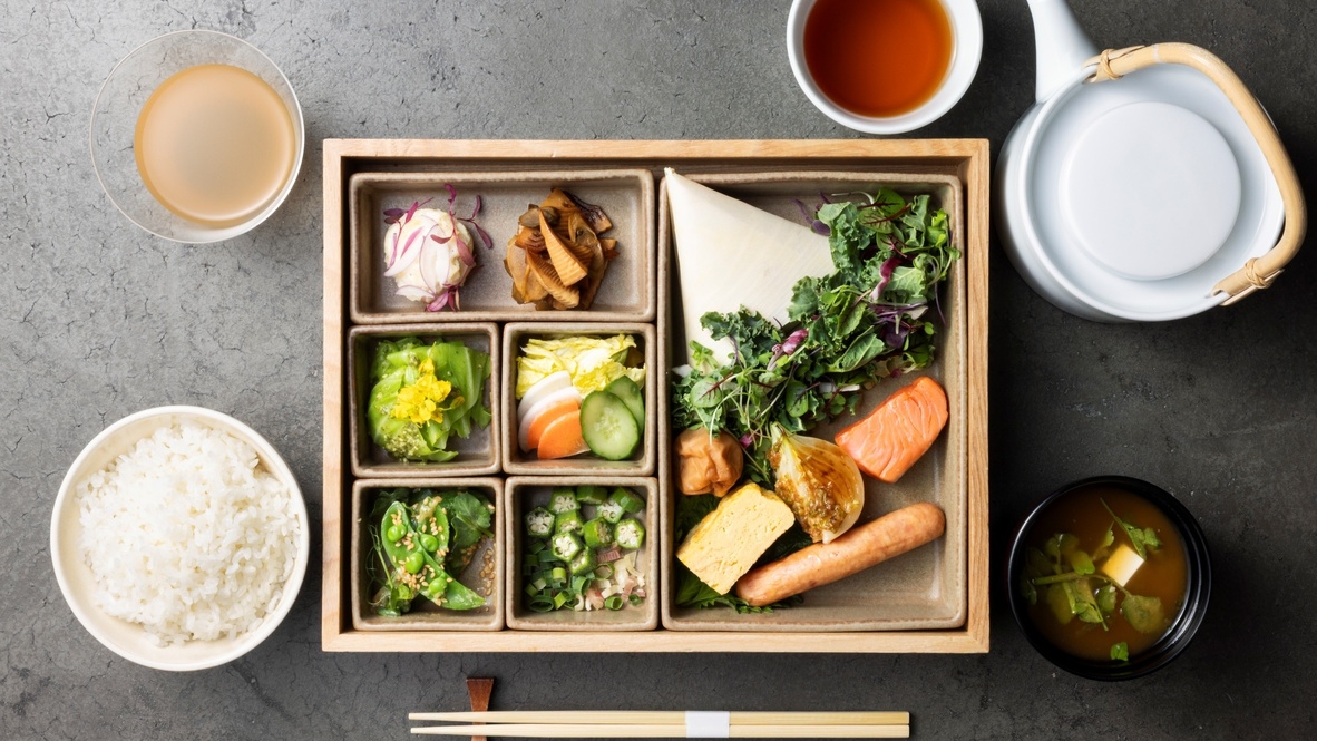 【早期予約30】（朝食付）ー朝食はアートと緑に囲まれた吹き抜けでー
