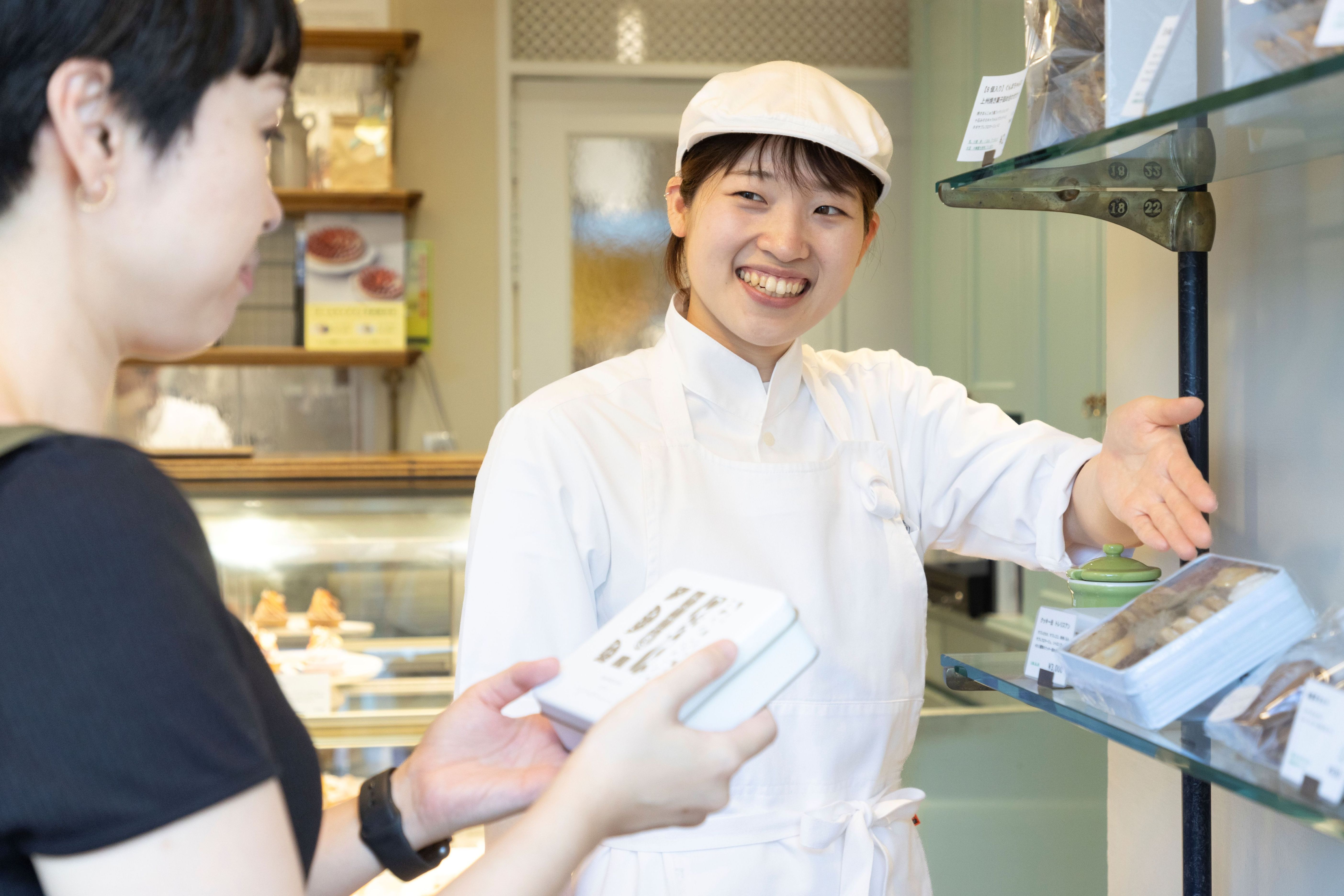 ザ・パティスリーでは、フィナンシェなどの焼き菓子やクッキー缶も贈答品に人気です。
