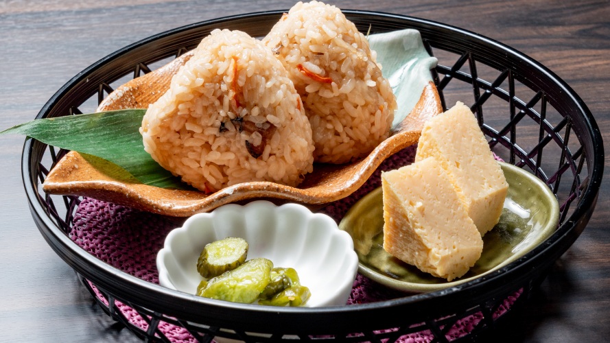 毎日18時30分~20時30分【夜食サービス】鶏十目おにぎり