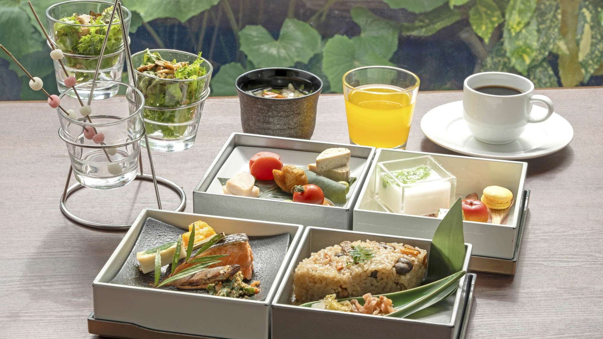 高山の郷土料理である「こも豆腐」や赤かぶ漬けを彩りよくあしらいました。