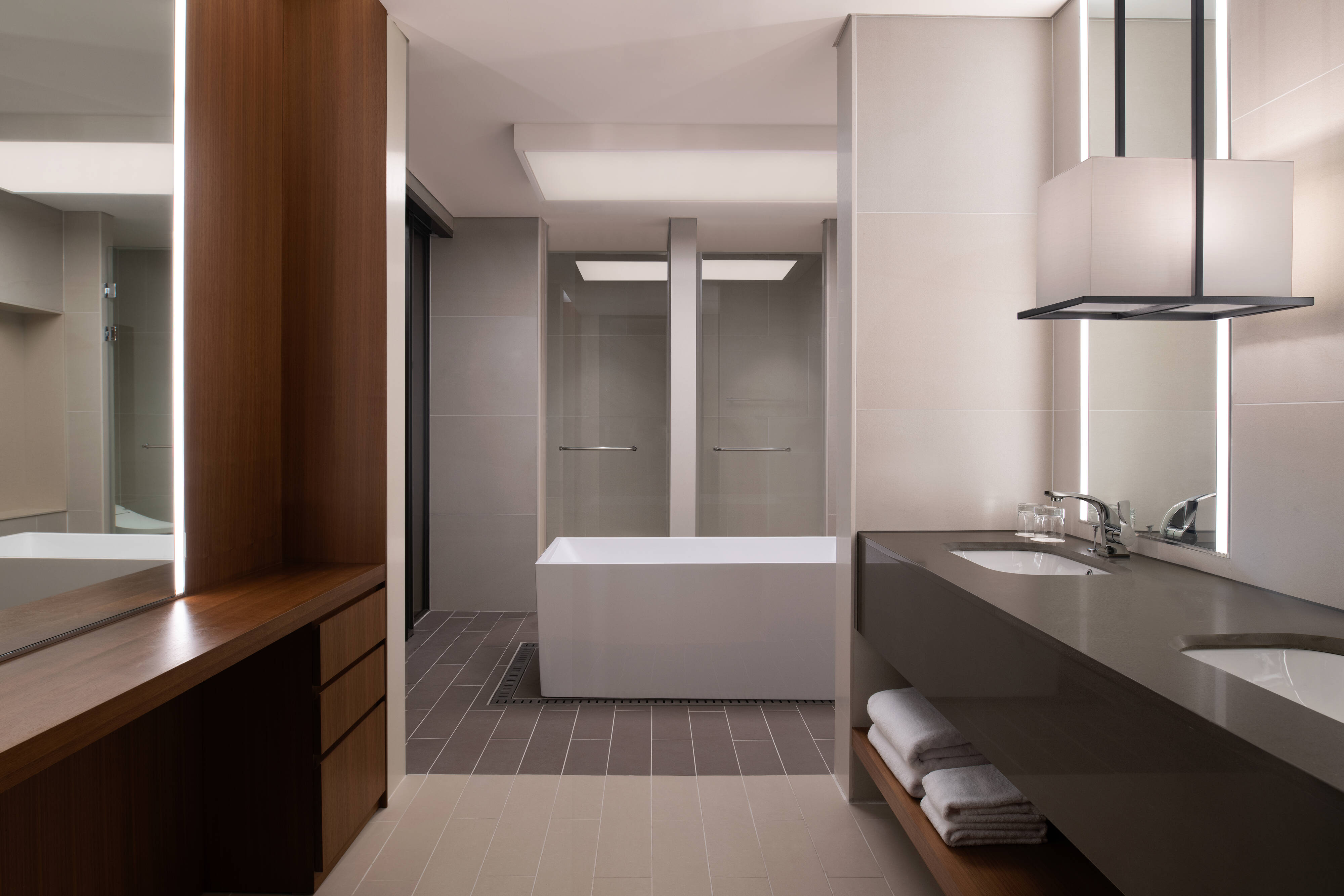 Deluxe Suite - Bathroom_