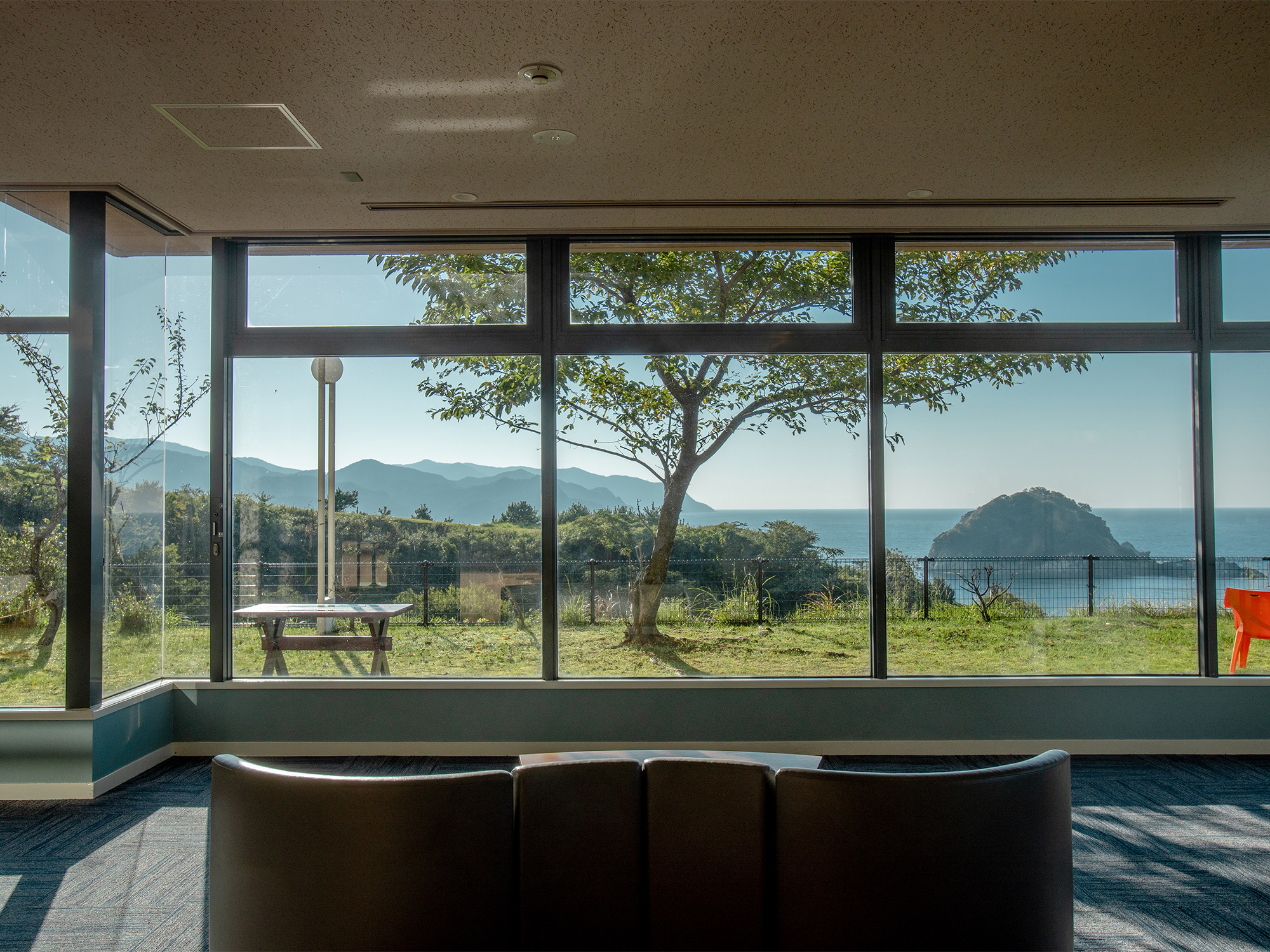 1階ロビーからみた香住の海